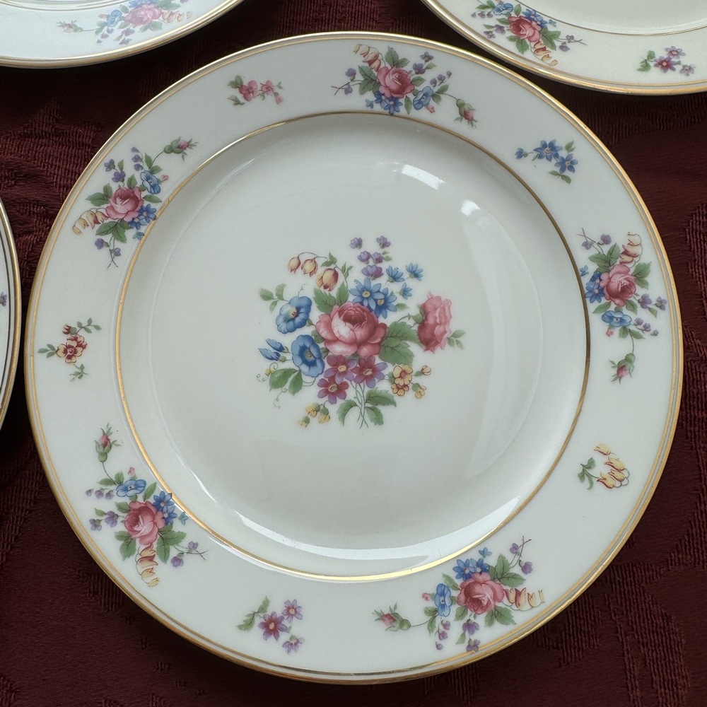 Queen’s Rose Salad Plates - Picture 7 of 7
